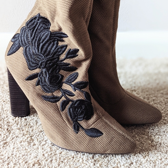 Sage green with black floral embroidery boots - Picture 2 of 6